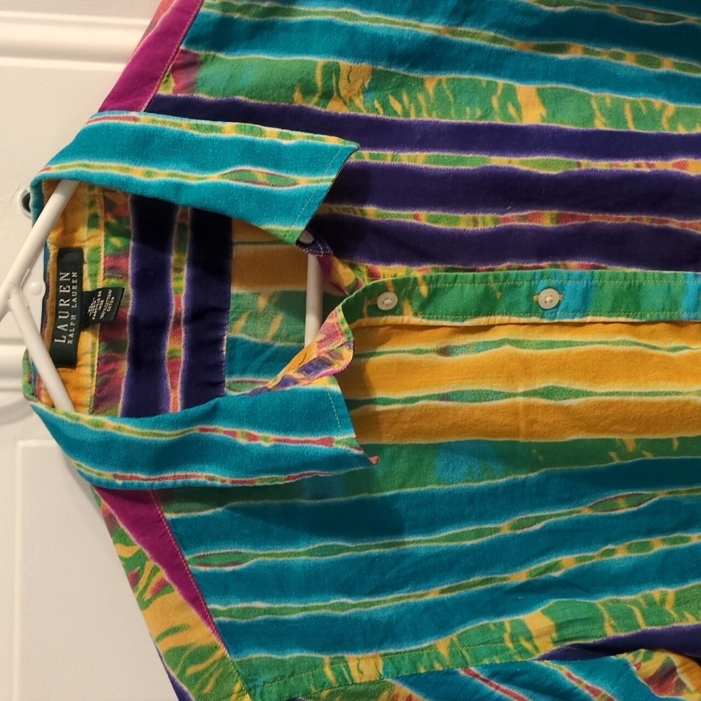 Access Your Fashionista with the Vibrant EUC Lauren Ralph Lauren Vintage Top - Picture 4 of 10